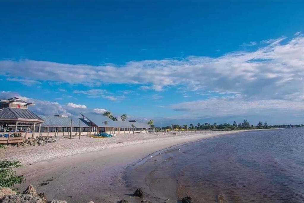 Bay View, Studio206, Beach Steps Away! Pool+Wifi Ruskin Eksteriør bilde