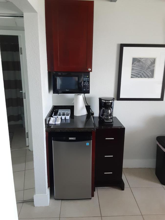 Bay View, Studio206, Beach Steps Away! Pool+Wifi Ruskin Eksteriør bilde